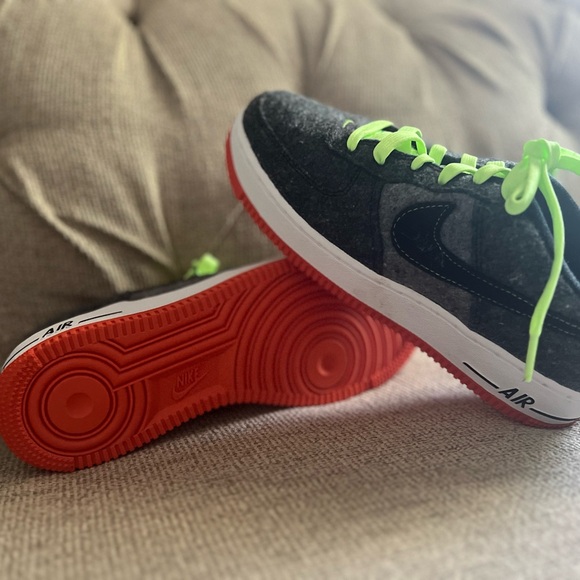 AIR FORCE 1 LV8 BLACK BLACK GHOST GREEN  NOIR VERT FANTOME NOIR size 6y - Picture 2 of 4